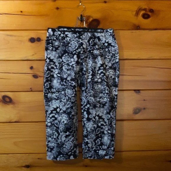 Bandolino | Women’s Black and White Capris - Picture 1 of 4